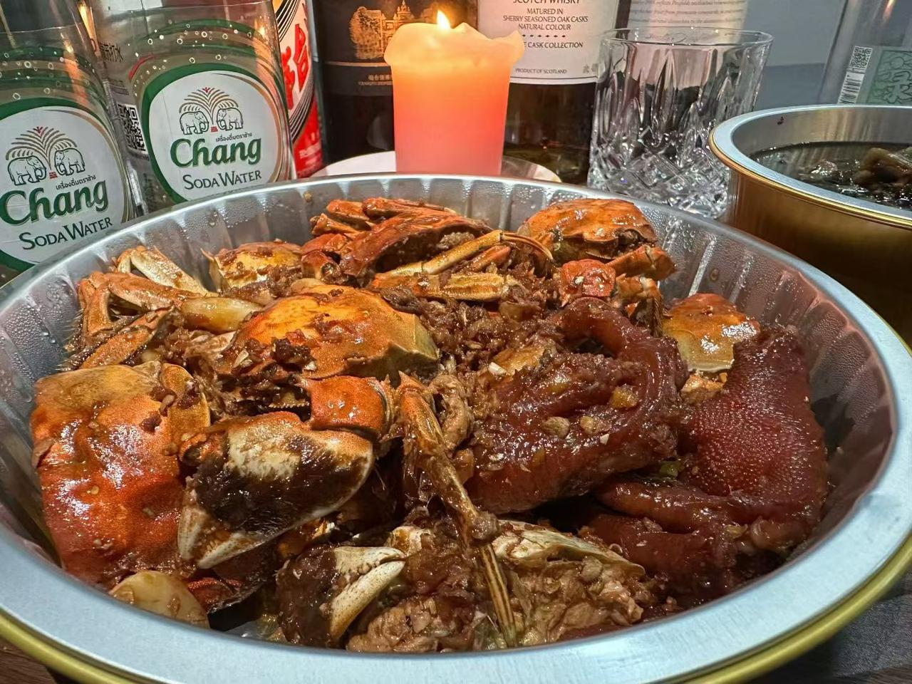 一锅美味的香辣大闸蟹，配点小酒真享受！