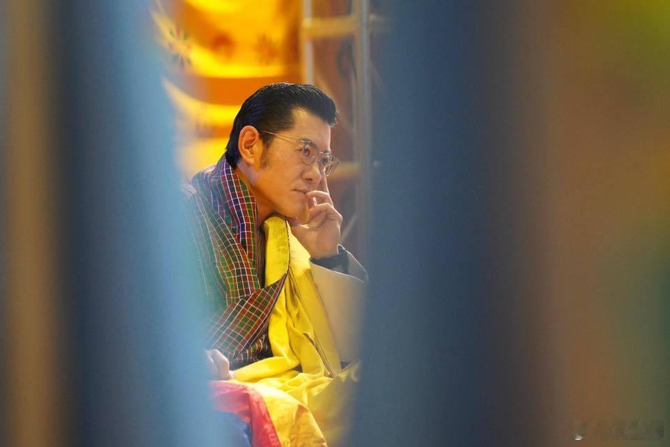 不丹王室 🇧🇹6月12日，不丹国王夫妇出席不丹皇家大学的毕业典礼。世界各国王