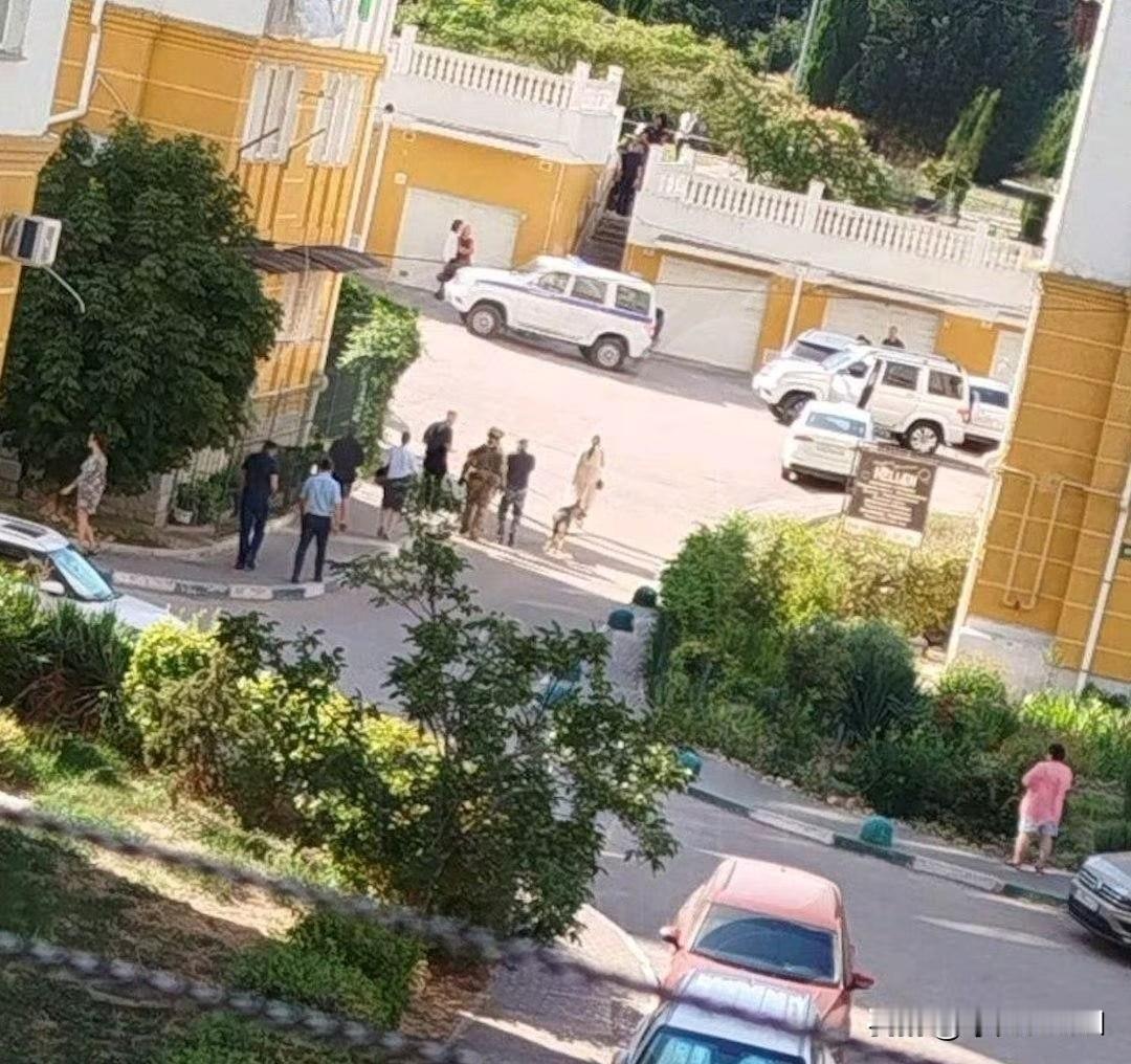 俄罗斯控制的克里米亚半岛塞瓦斯托波尔市发生新一起炸弹袭击，一名男子被安装在住所附