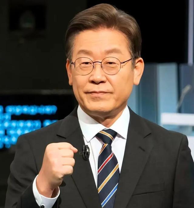 韩国摊牌，不演了！李在明拒绝出席中国阅兵，外长赵显紧接着就对华开炮，公开宣示“中