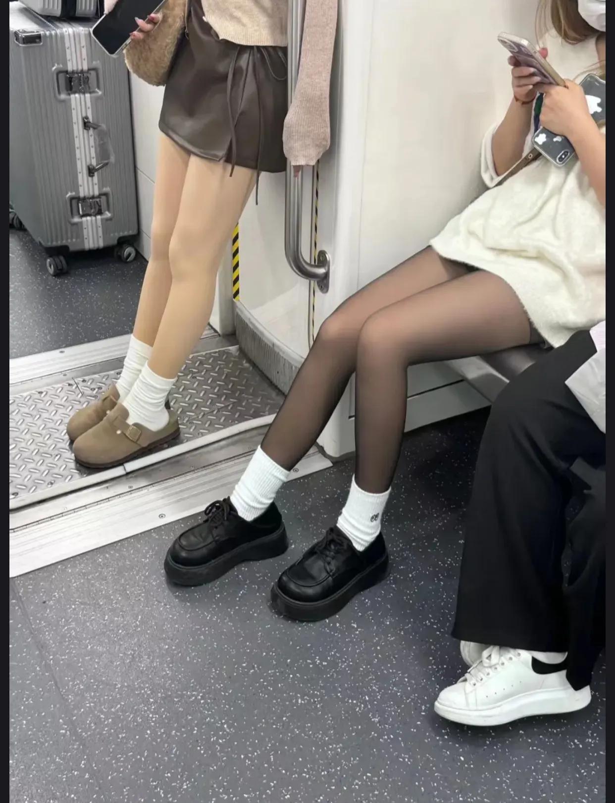 妈呀，，，瞬间对黑丝下头了。。。

就在乘坐地铁的刹那，我瞥见了一幕，我的天，那