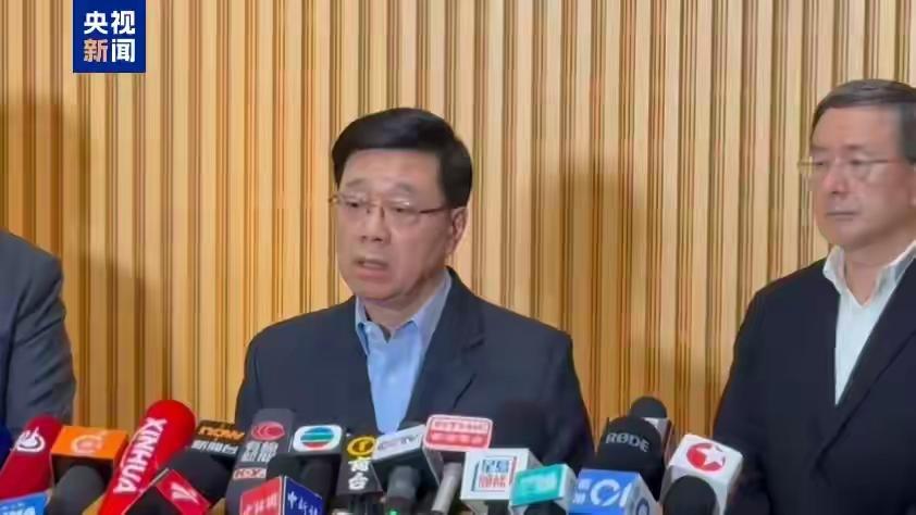 香港向每户灾民派发1万港元看到香港受灾后特区政府及时发补助，还有韩红基金会和各界