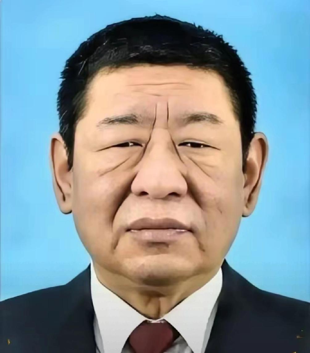 现在全网最想吃后悔药的就是他了，他叫张家林，65岁，东方大国政法大学优秀科班出身