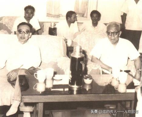 黄欧东(前右)与爱新觉罗·溥杰(前左)在沈阳时合影。摄于20世纪80年代初。