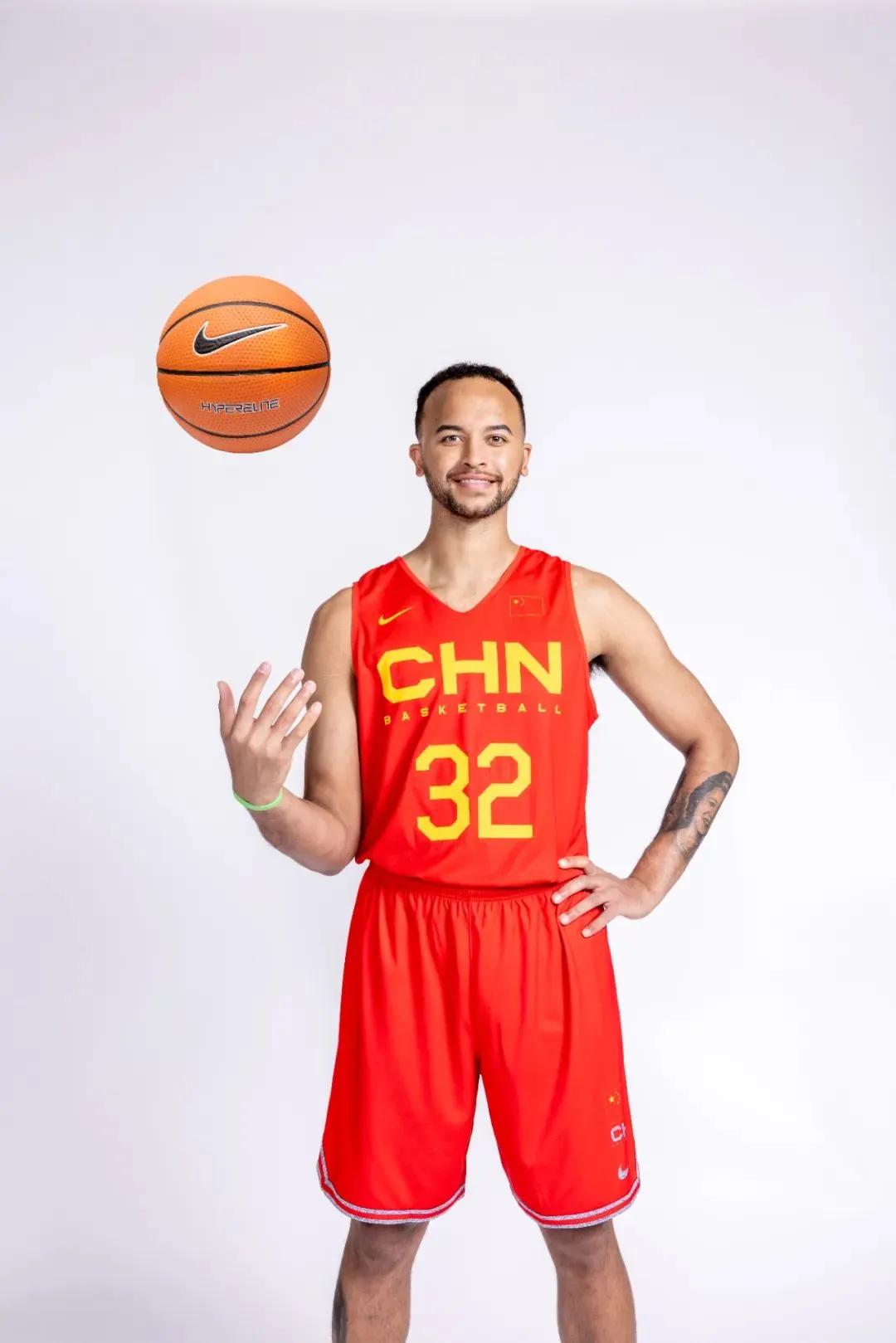 李凯尔中国男篮定妆照来啦，他将身披32号球衣出战！

刚成为中国男篮历史首位归化