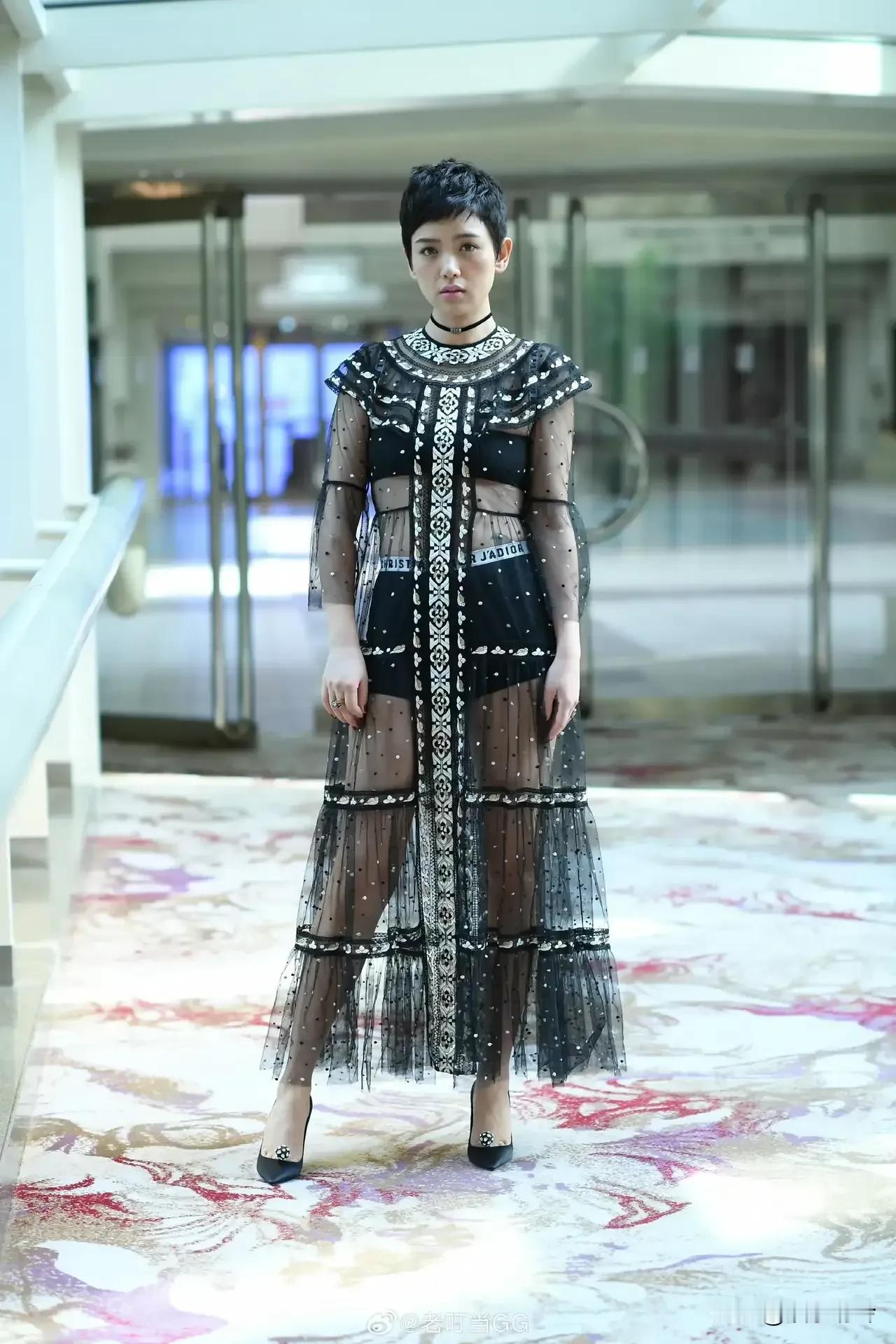 李晓峰虽然没有杨幂漂亮，但比杨幂敢穿，难怪刘恺威会这么喜欢她。

李晓峰五官端正