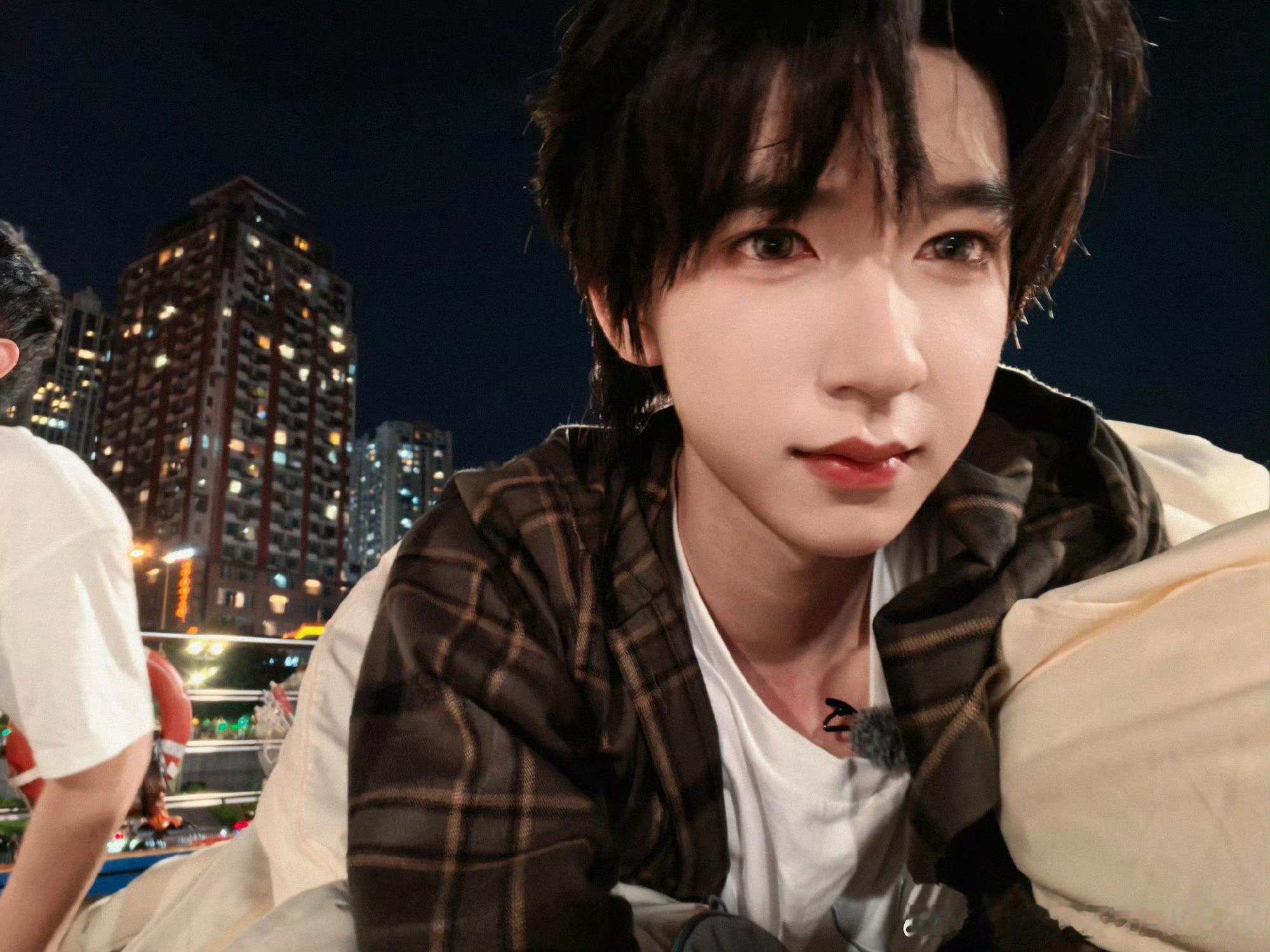贺峻霖贺峻霖0615生日快乐贺峻霖 廿二振翮踏青云“爱是一个非常微妙又无法言说的