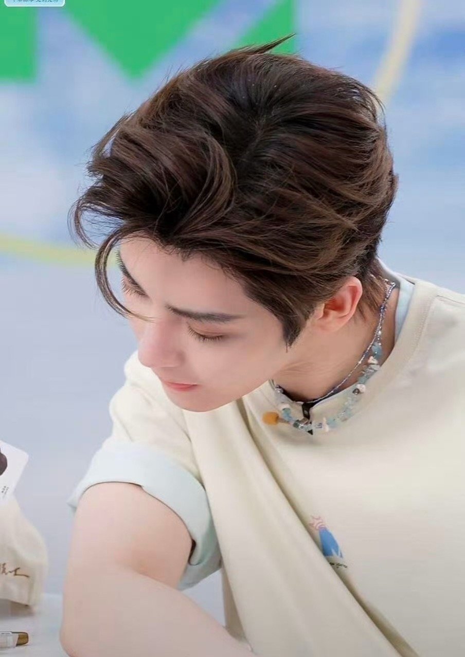 侯明昊这也太有春天的感觉了，真的很喜欢这种少年感 