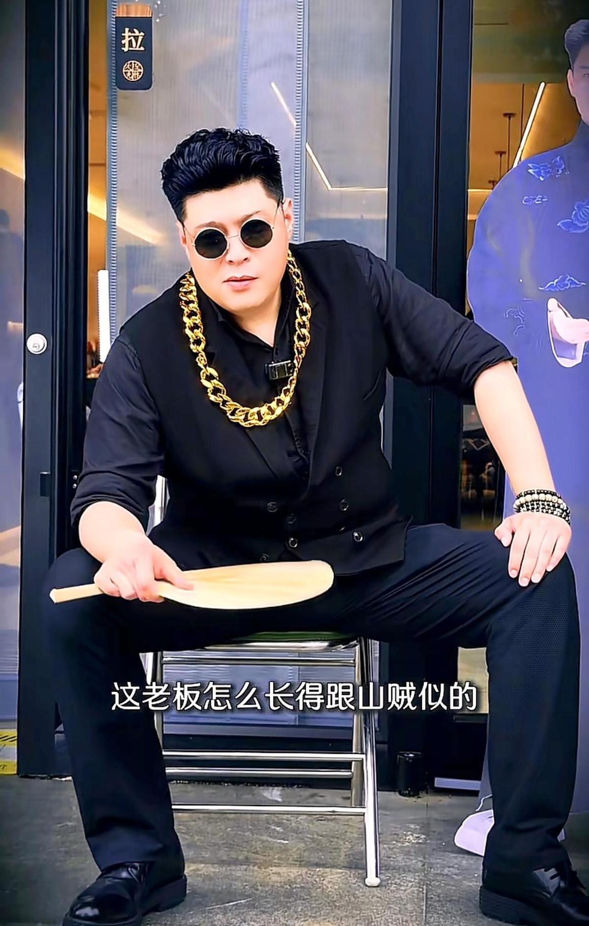 曹云金在“金粉嘉年华”上替刘云天请假，说他回老家给母亲过生日去了。
我一听这个理