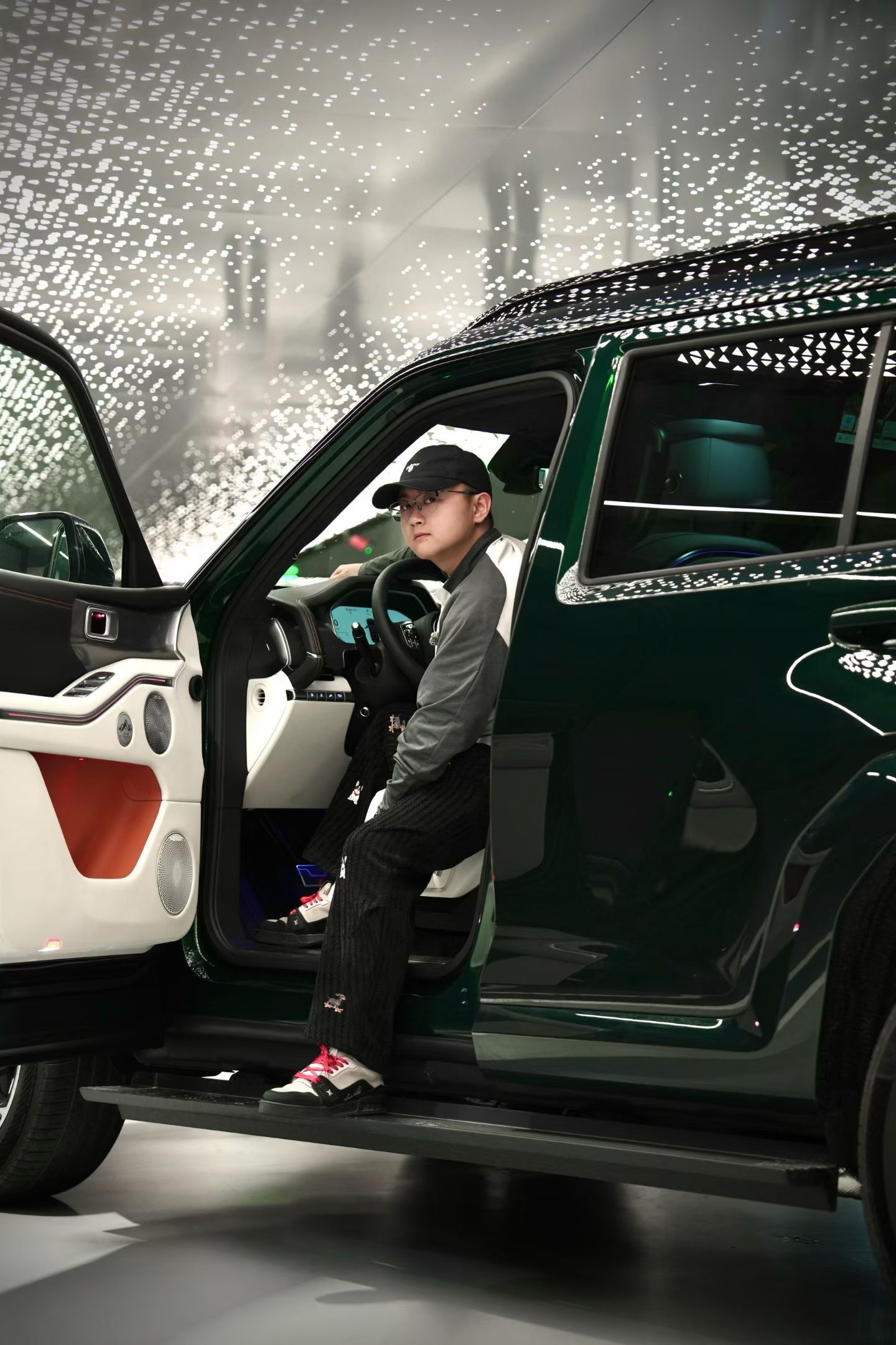 聊聊，你们对硬派SUV持什么态度？喜欢大的开起来更舒服，还是喜欢小一点的？在城市