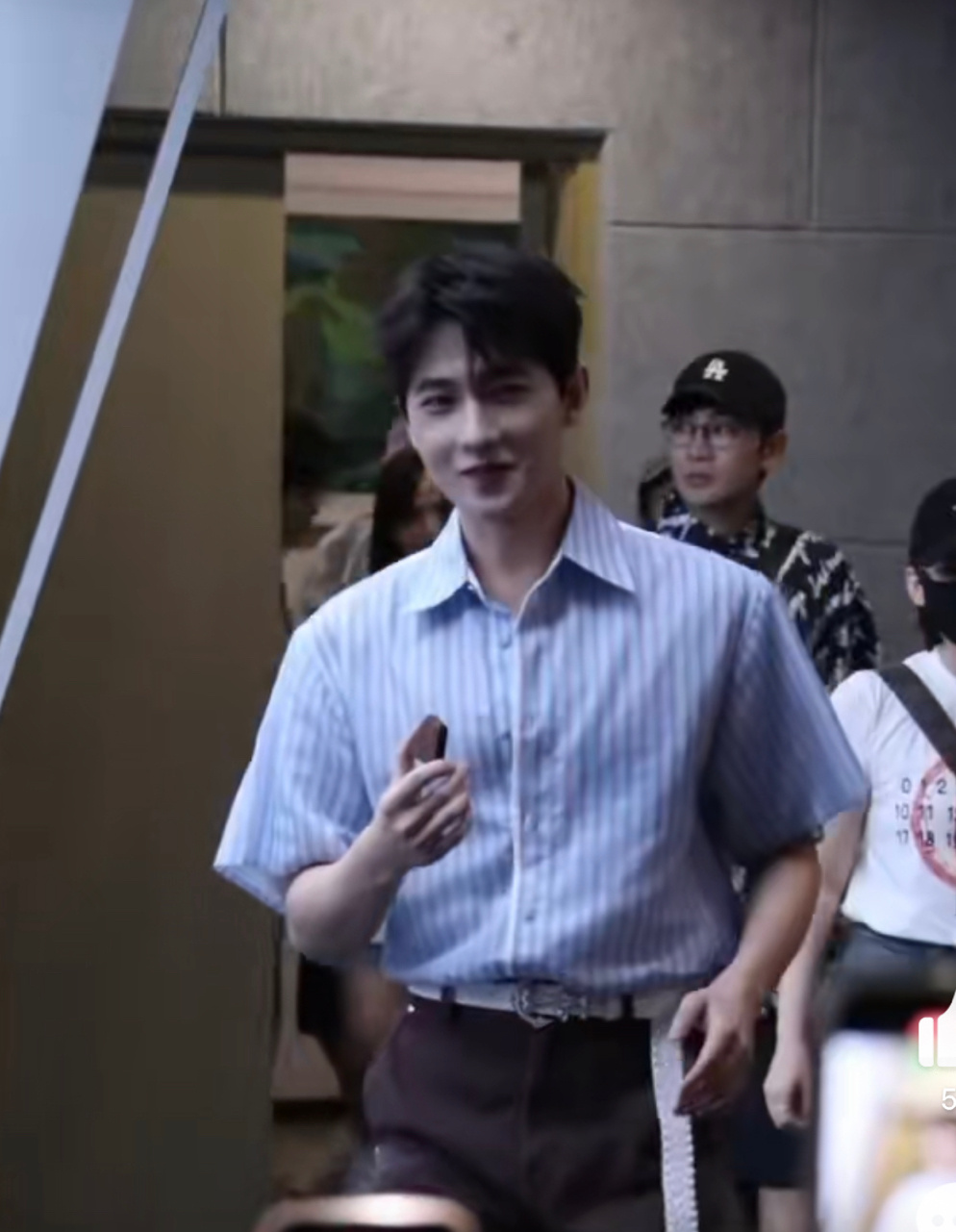 杨洋《凡人修仙传》扫楼小跑路透，手里拿着吃的打招呼，干净清爽！ ​​​
