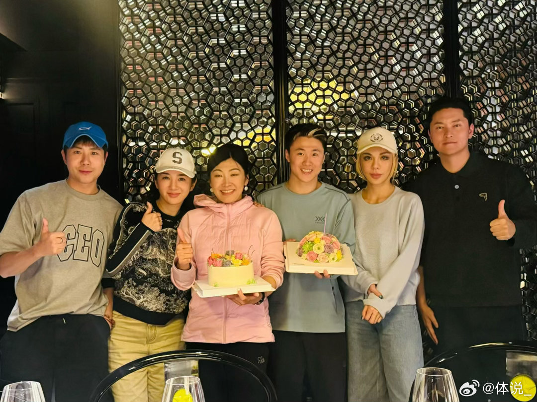 黄奕为徐梦桃王心迪庆功黄奕暖心为徐梦桃王心迪庆功，好友相聚超温馨，这份情谊太好磕