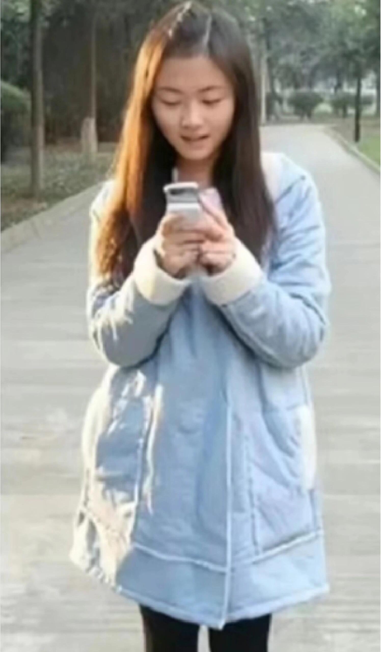 上学时候的鞠婧祎，发现她这一件衣服可以一直穿，还是节俭哦，但也可能是喜欢 