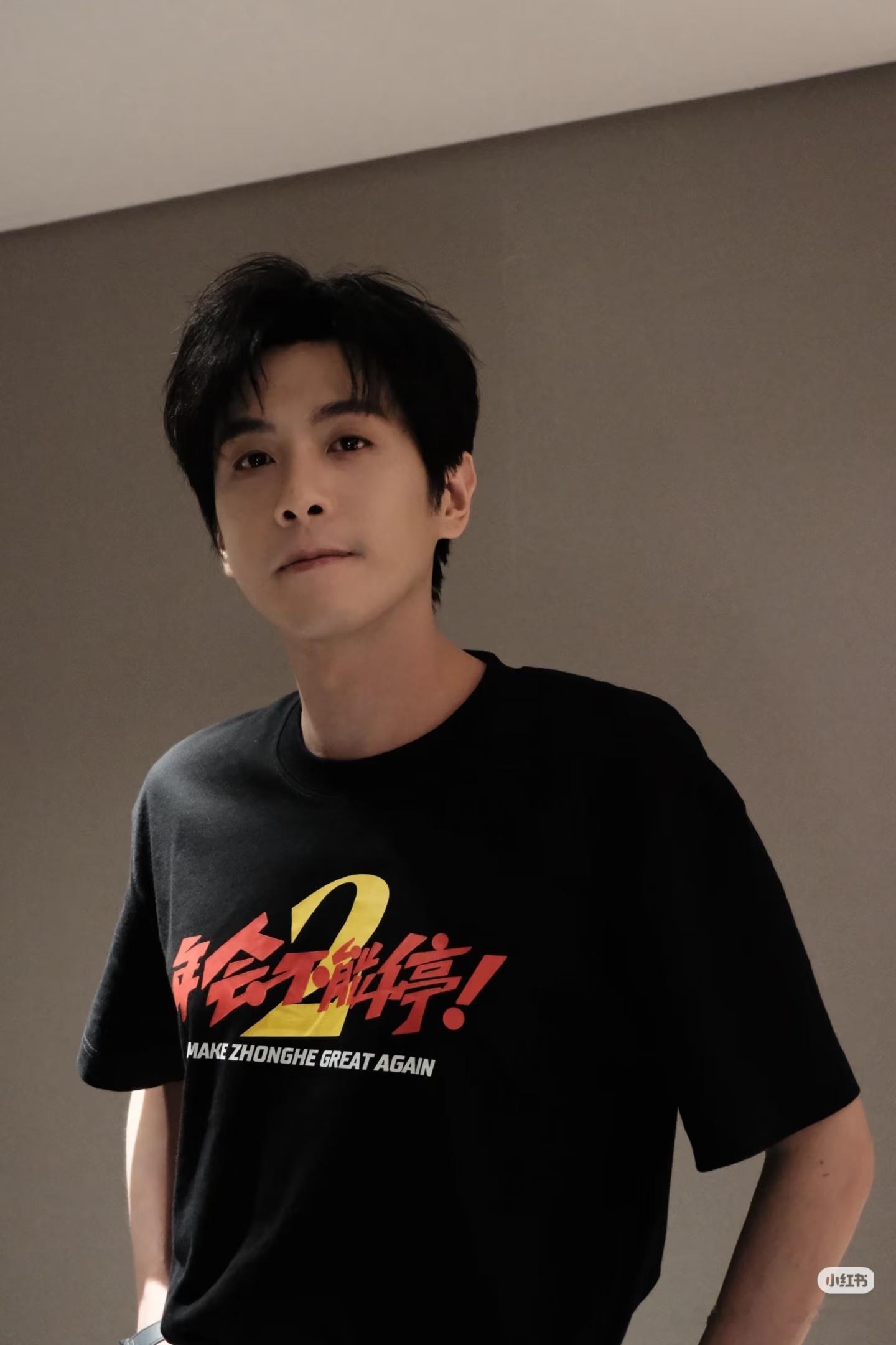 怎么这么嫩啊，到底几岁，演我儿子都算我占便宜