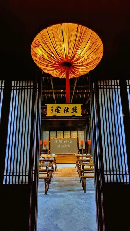 难事看宽

有句话说：
上天为了考验心智，
才在道路上设下障碍。

黄庭坚年少时