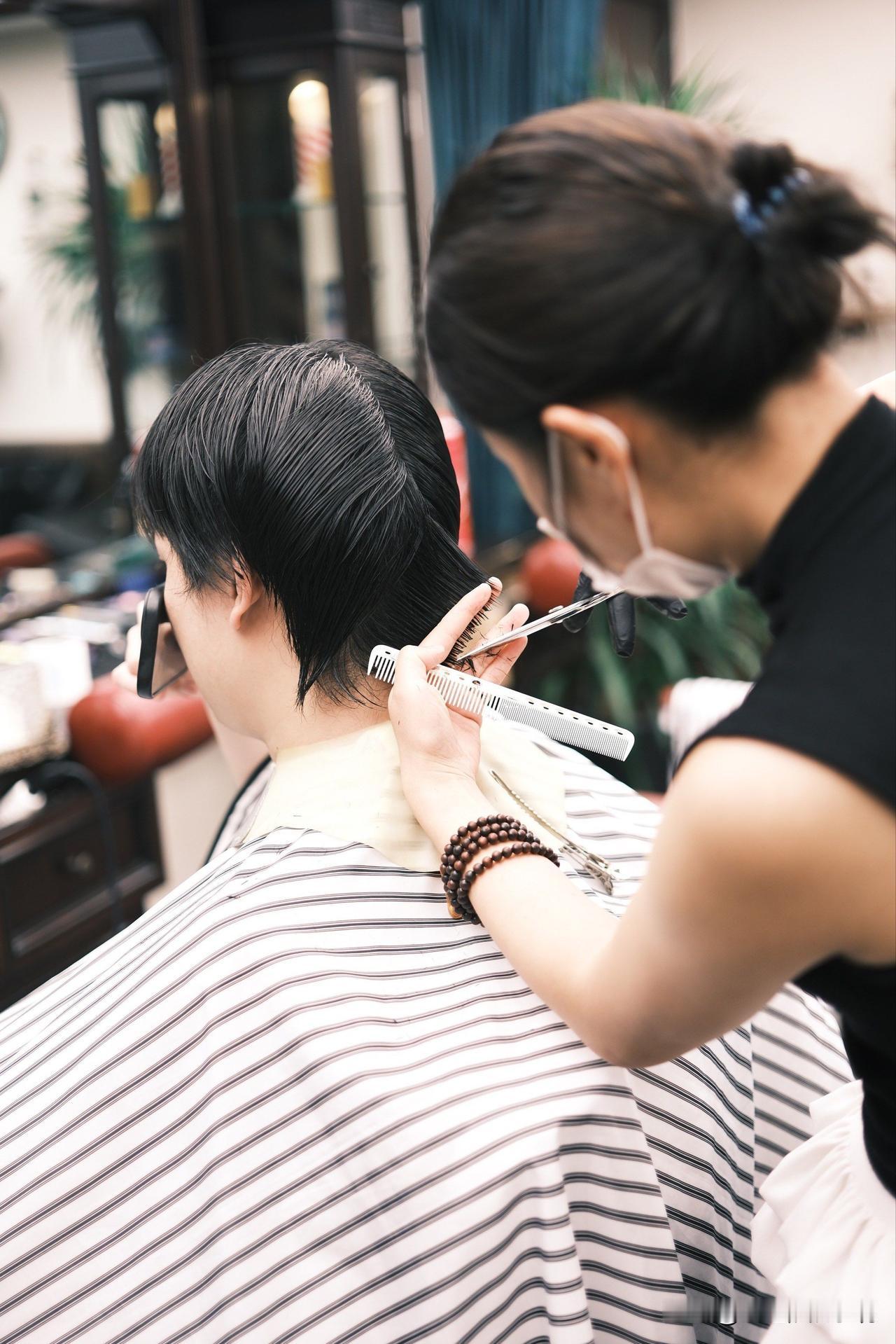 晒出你的本地生活侄子岳父岳母真的是精明的生意人，他们总是在家里开理发店，以前在长