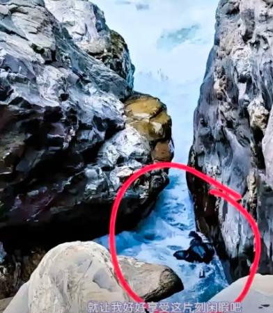 仅40厘米的间隙，生生撕开了一道阴阳界限。
人在水下，肉眼明明看得见，就是捞不回