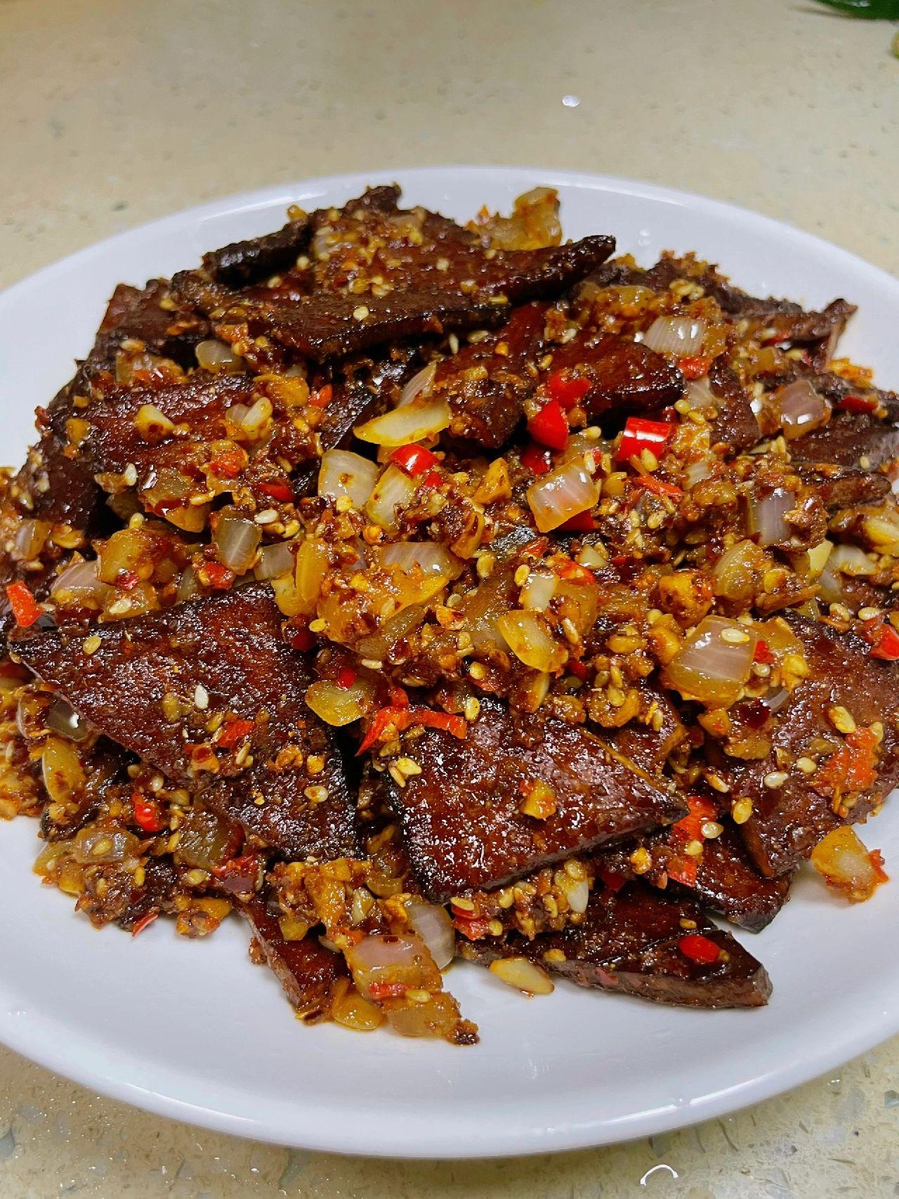 比辣条还过瘾的追剧小零食，香辣孜然豆干
闲着没事，在家做一道Q弹有嚼劲的香辣豆干
