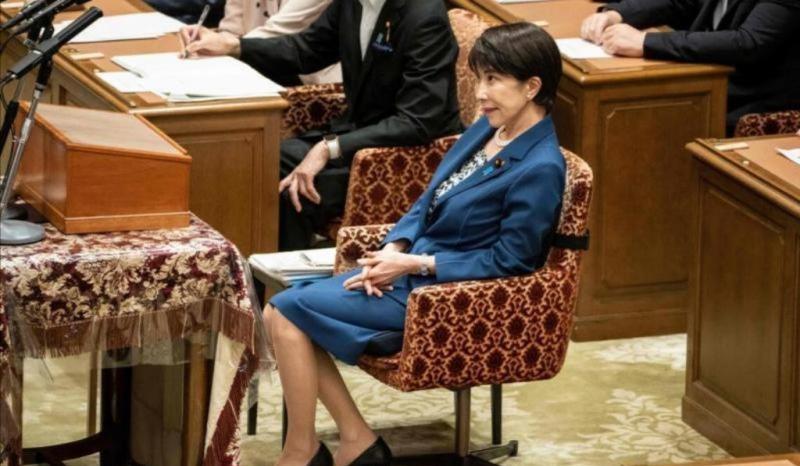 日相高市早苗支持率首次跌破50% 政权根基摇晃
    民意调查显示，日本首相高