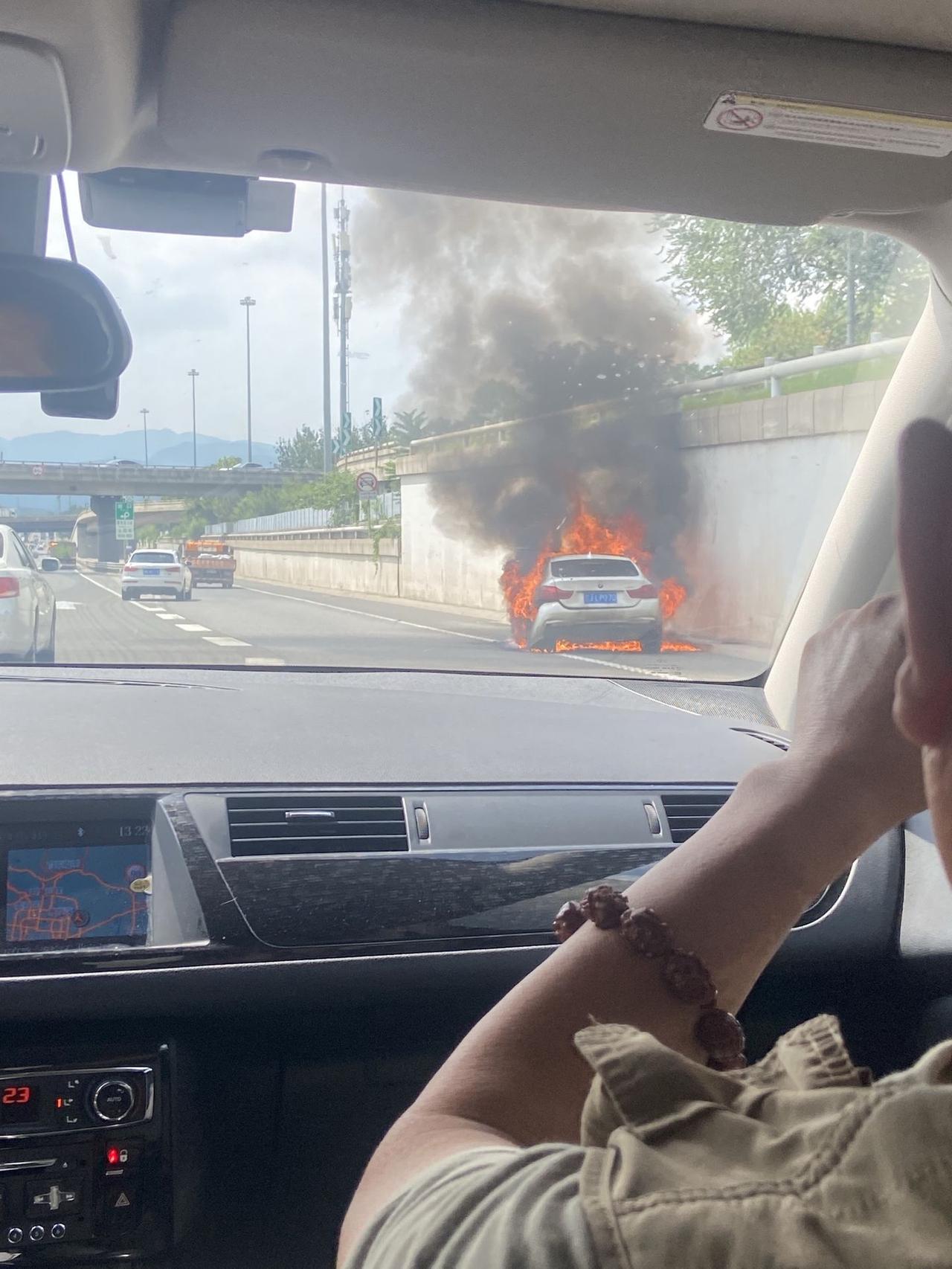 宝马最近是耐不住高温嘛？一周几起油车起火了……这看着，像是进口的2系？ ​​​