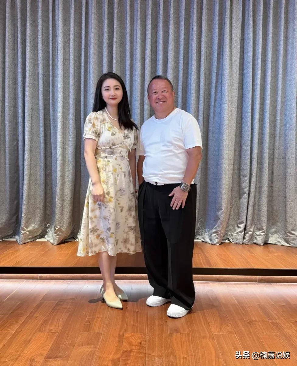曾志伟现身广州，与美女同框，他这个子真的是矮啊，哪怕穿了增高鞋，比粉丝还是矮一点
