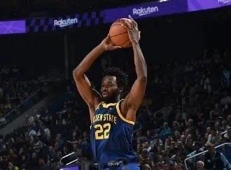 NBA常规赛雷霆对阵勇士的比赛正在进行中，雷霆半场67-60领先。威金斯半场7中