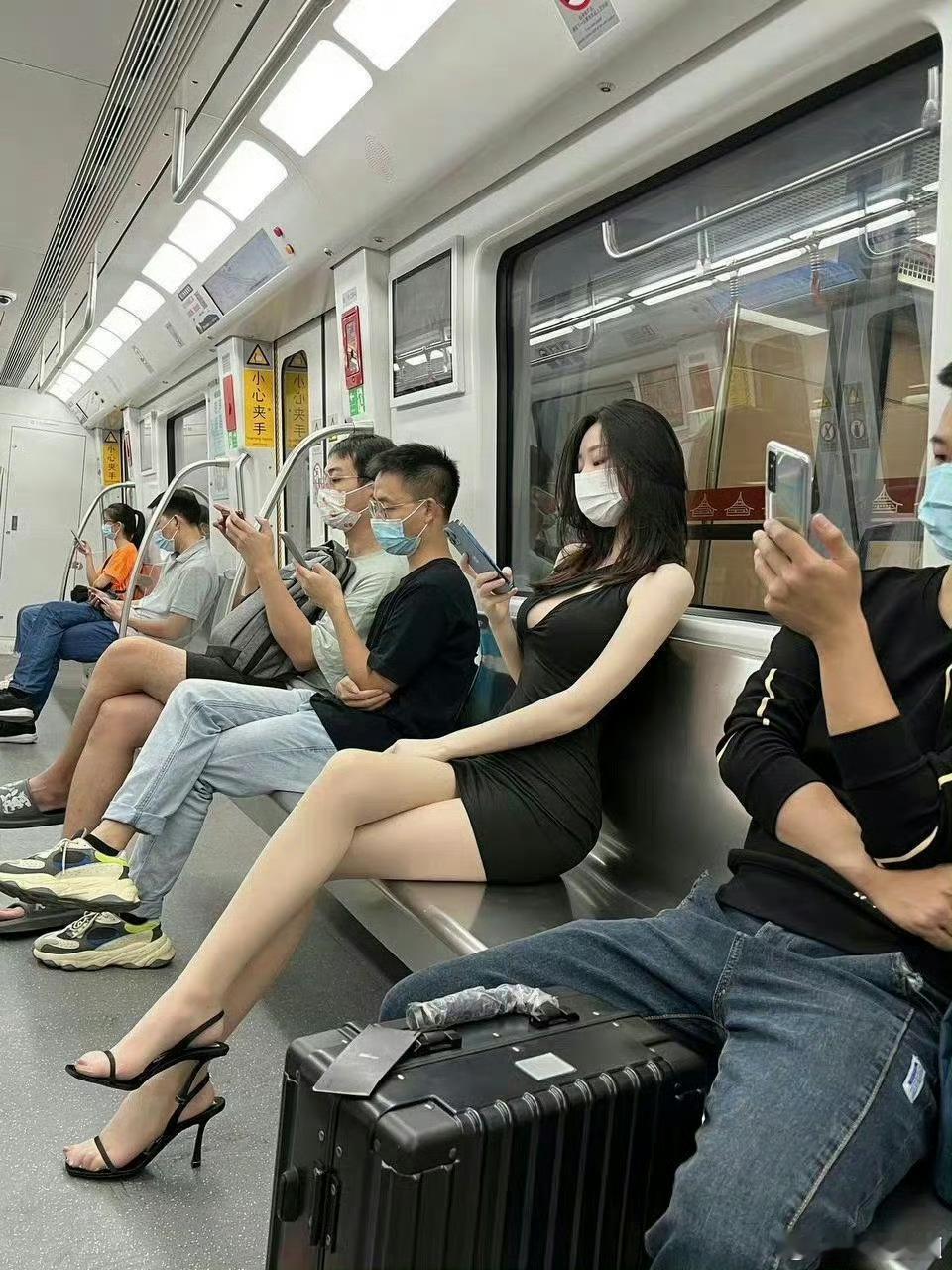 为什么没人往她旁边坐？ ​​​