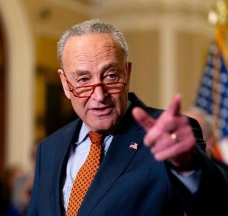 美国民主党参议院领袖查克·舒默今天写道：“特朗普政府是美国历史上最腐败、最虚伪的