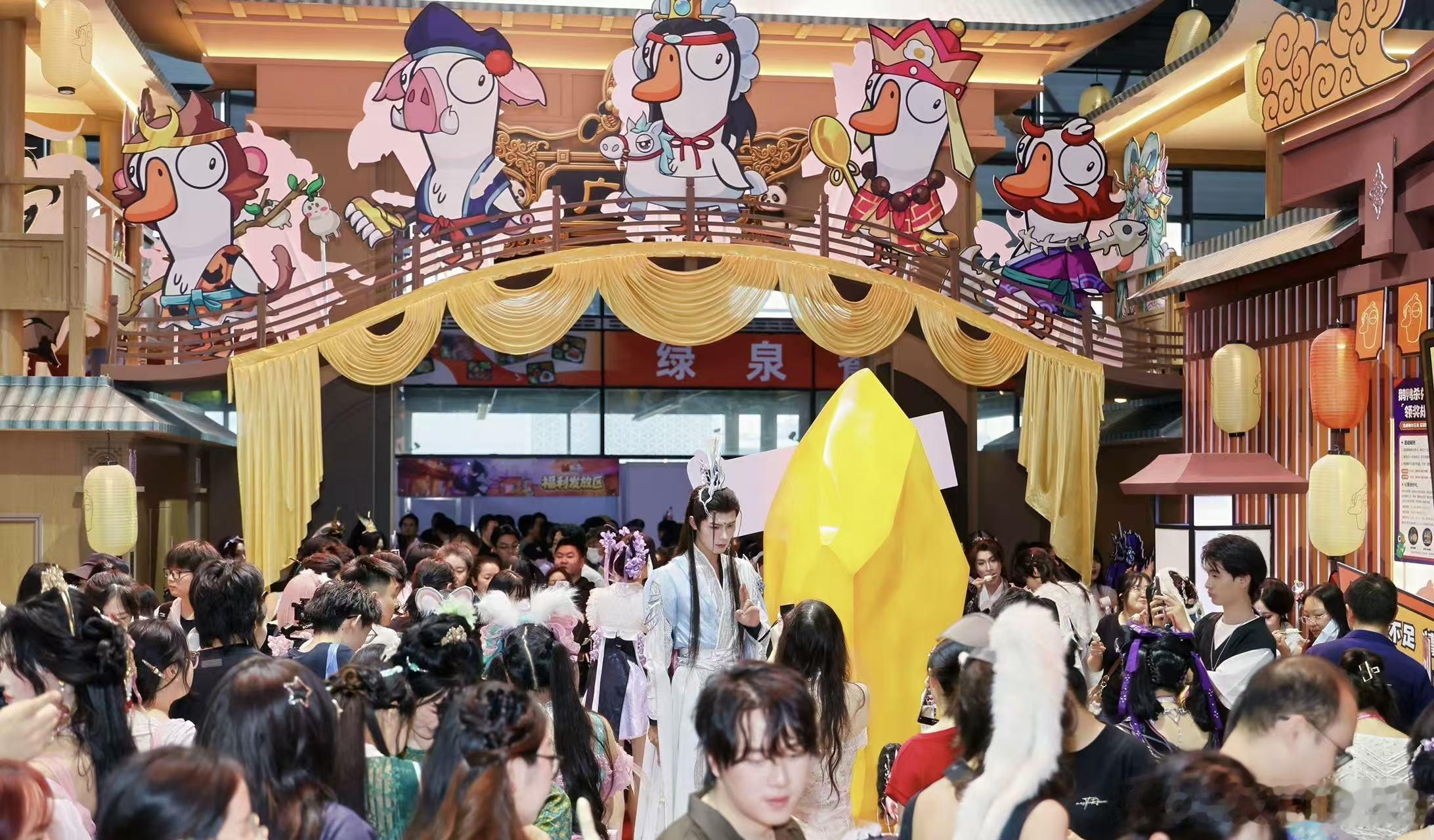 CJ基础鹅鸭杀就不基础 CJ鹅鸭杀展台遇上剑三Coser，武侠江湖混搭推理游戏，