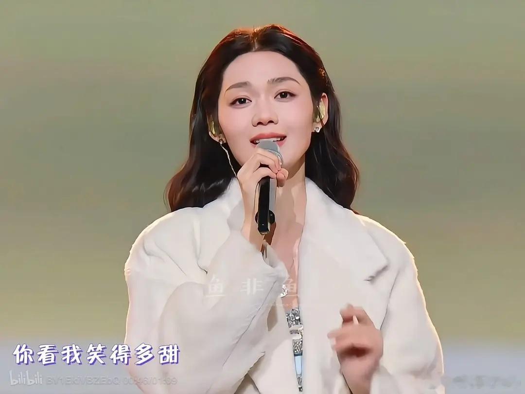 央视跨年女明星们穿得好暖和呀，又暖和又漂亮 