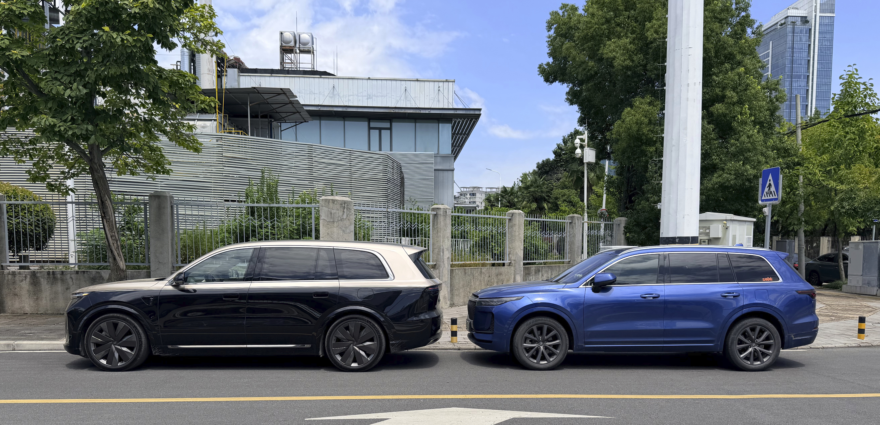 路边刚好一个one，停到一起拍个照吧，2019年4月第一代发布，到2026年6月