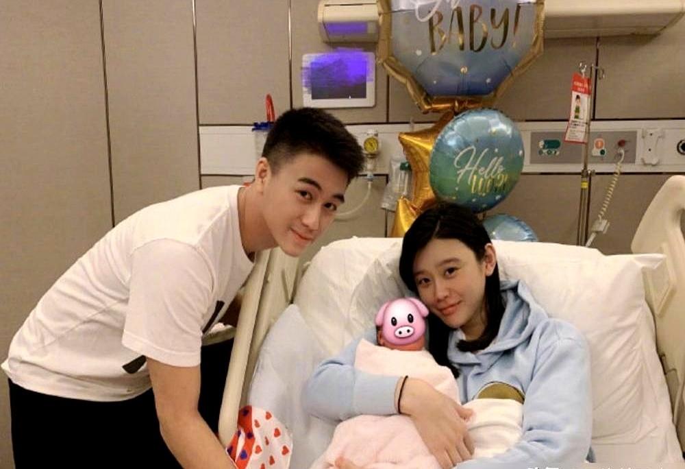 赌王98岁那年，何猷君终于生了个儿子。
四太梁安琪急着想剖腹产，就为了让老父亲能