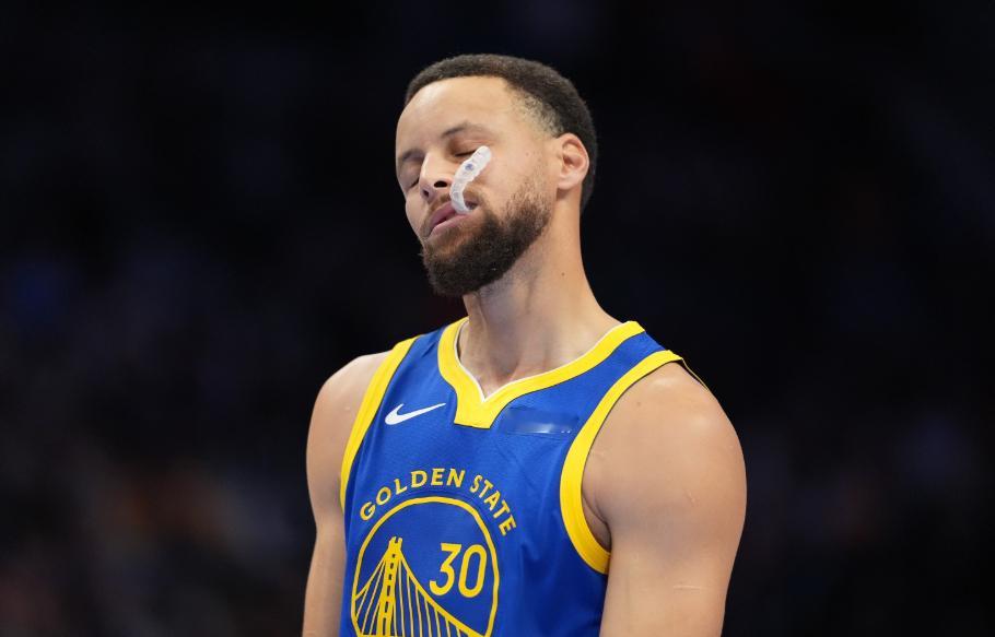 勇士主场迎战爵士，上半场58-65落后。库里上半场出战17分钟7投2中，三分6中