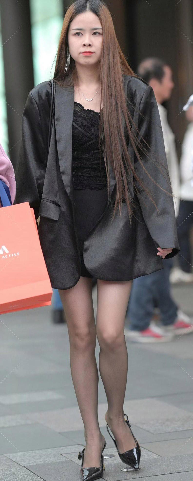 都市时尚风，黑色西装搭配闪亮高跟鞋，优雅出街！👠💃