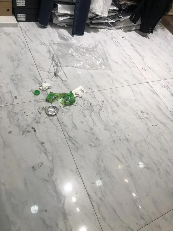 5月21日，江苏连云港吾悦广场奶茶店出了个离谱事儿。一女子买两杯奶茶，离店发现少