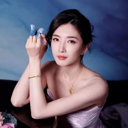 优雅女神，手持蝴蝶，气质如兰