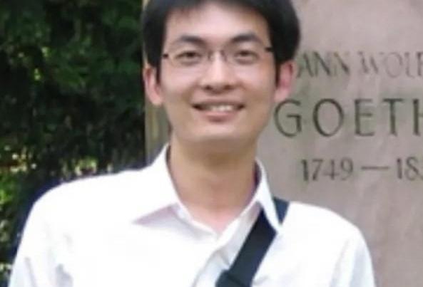 见过渣的，没见过把三个女人坑得这么明明白白的。最离谱的是，这人还在大学讲台上教人