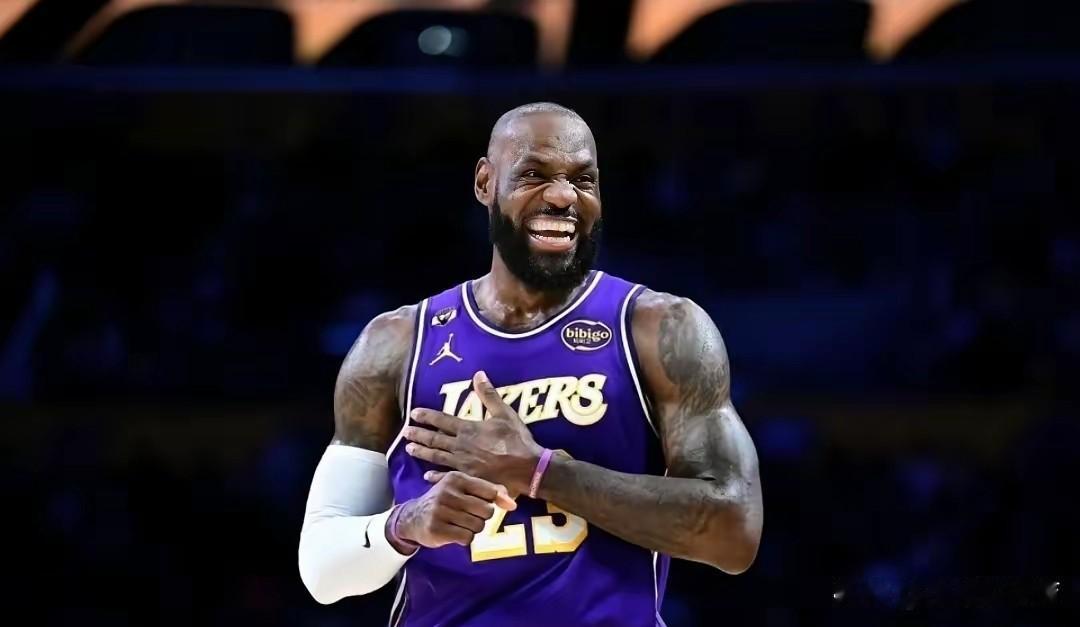 别人四十出头早就退役养老，
詹姆斯41岁还在NBA跟一群小伙子硬碰硬。
 
早些