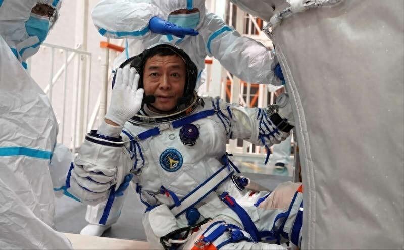 太戳心！14 名初代航天员集体停航，9 人成功飞向太空，还有 5 人苦练十几年，