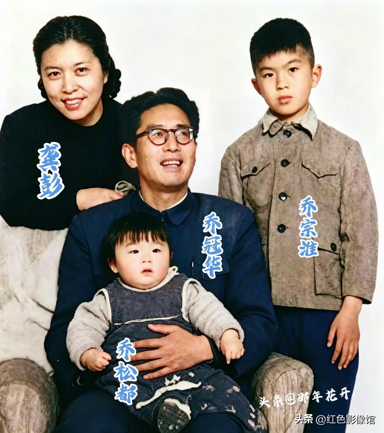 这是外交名家乔冠华与夫人龚澎的珍贵全家福，长子乔宗淮、小女儿乔松都一同入镜。夫妻