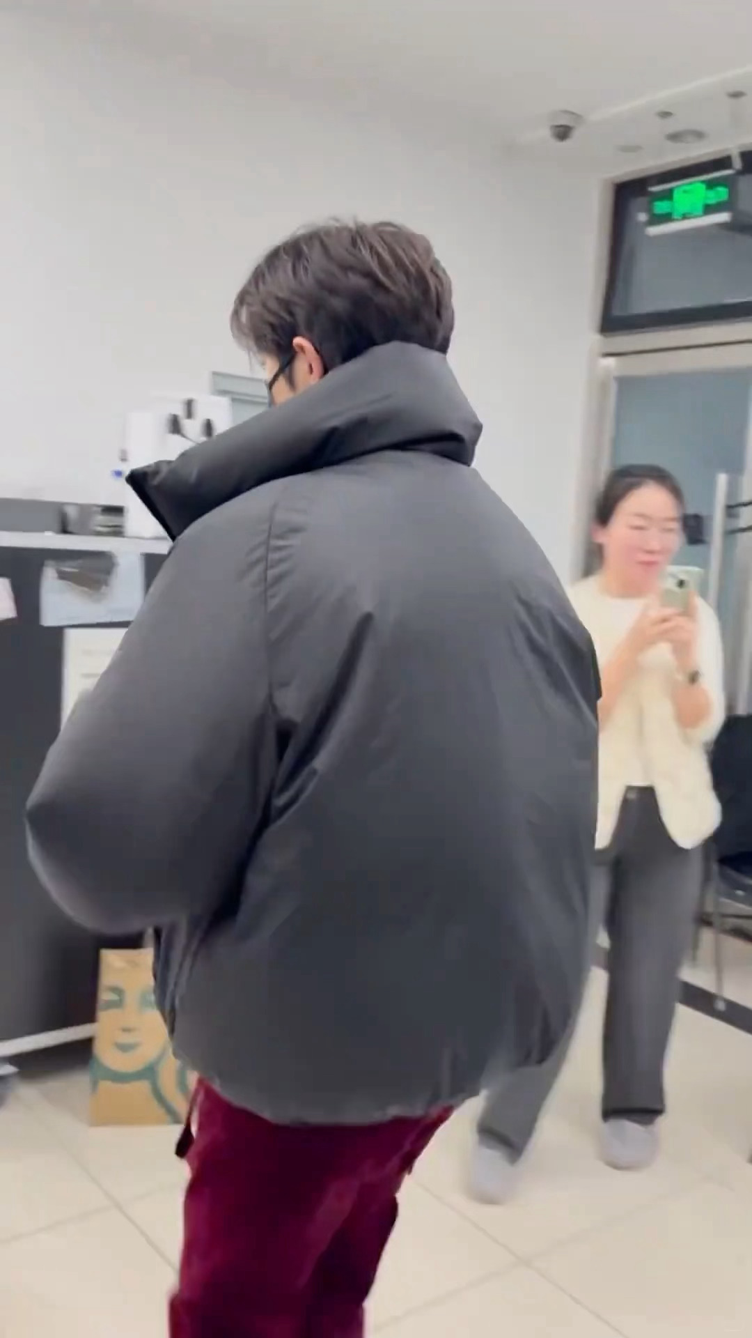 又可以再春晚的舞台看到千玺了易烊千玺春晚后台路透易烊千玺春晚后台照