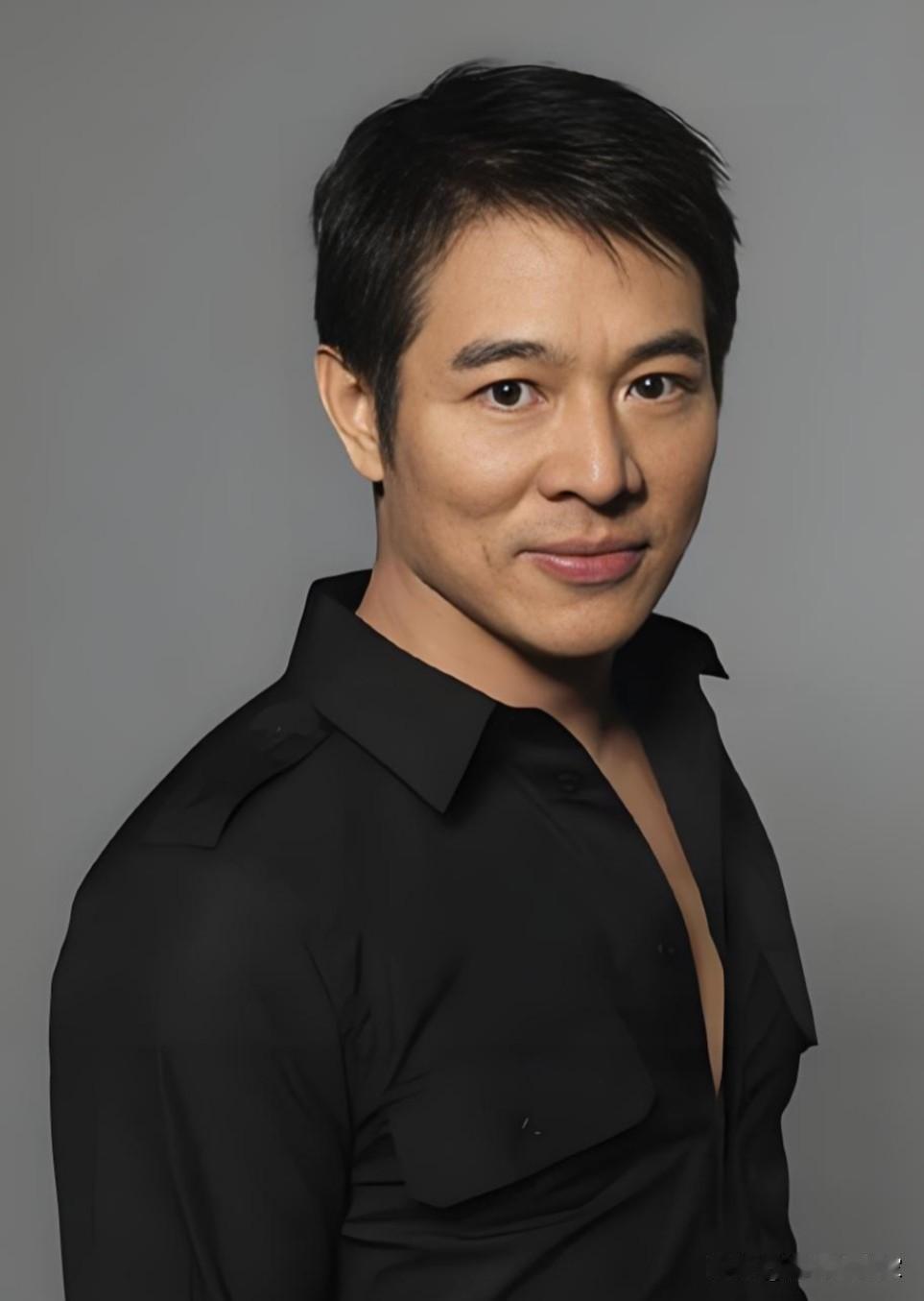 著名演员、功夫巨星、慈善家，李连杰1963年4月26日出生于北京市，祖籍辽宁省沈