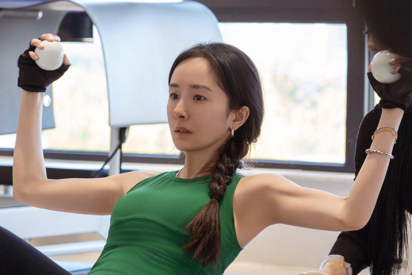 杨幂这肌肉看起来嘎嘎有劲向她学习锻炼起来嚯嚯哈呵 