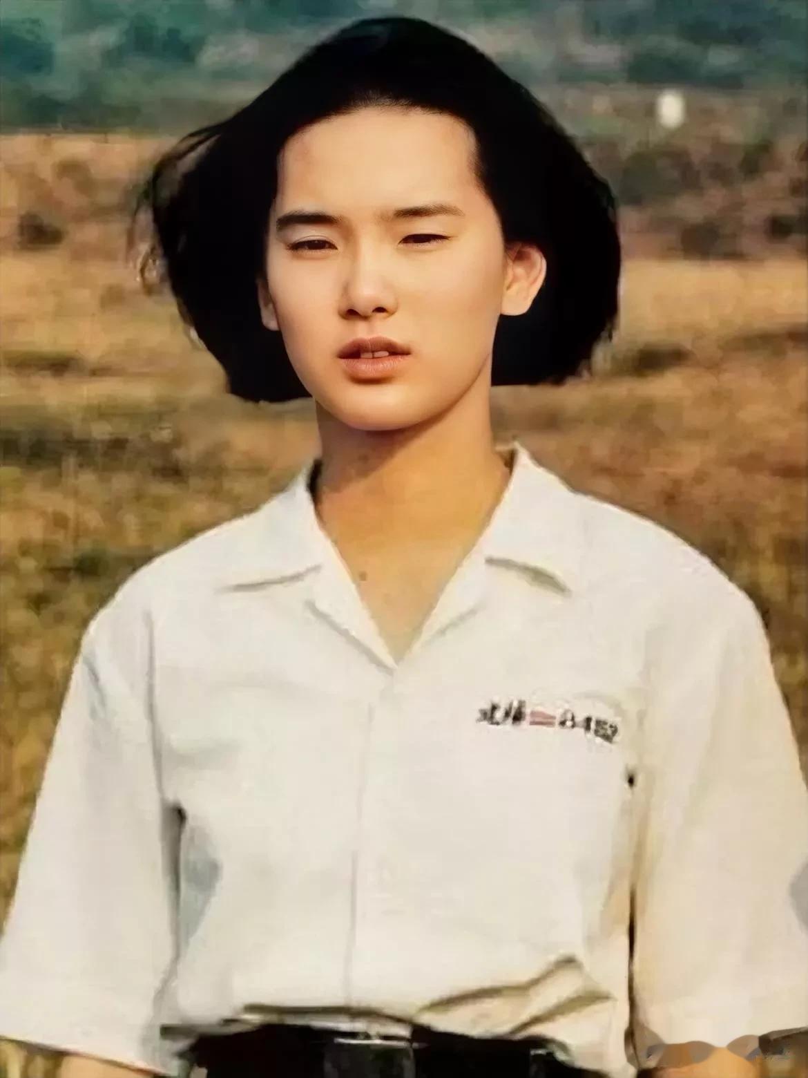这个美女，台湾的，有几个人认识啊？她偶然拍了一部电影，就消失了，大才女来着噢！