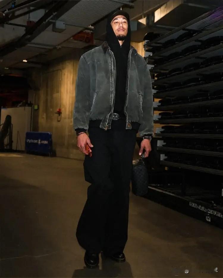 下面是一条关于湖人中锋海斯伤情的新消息！今天湖人主帅雷迪克在接受媒体采访时，聊到