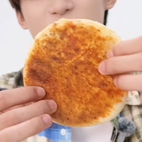 这个饼比他脸还大