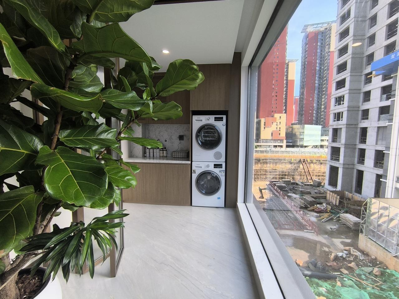 有的老人真的是越老越不要脸，越老越为老不尊。昆明万科城四期在峰上楼下的公共厕所，