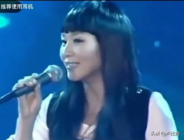 黄灿，1975年生于乌鲁木齐，新疆著名歌手，曾是小学老师，嗓音清纯，形象朴素无华