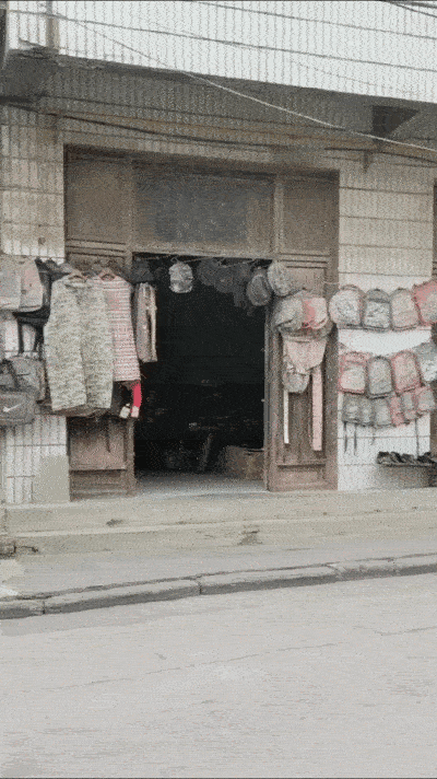这个店在18年前我读高中时便是如此，直至现在依然毫无变化。门口两边依旧摆放或悬挂