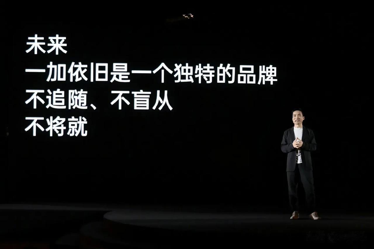 今天下午，预热了一个月的一加12发布，堪称全面对标友商Pro级别，张老板说：今年